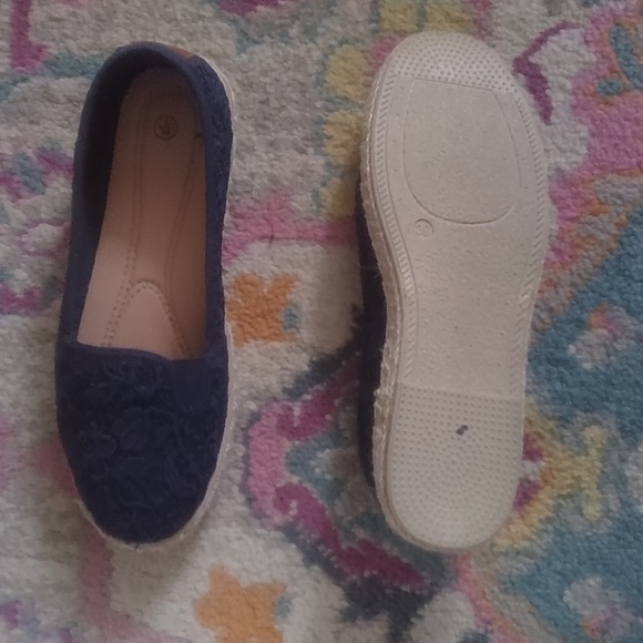Brand new without tags navy blue lacy slip on shoes - Picture 3 of 4